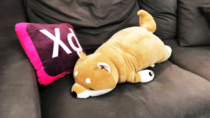 写真：MAX Storeで入手したAdobe XDクッションと犬のクッション「コタロー」
